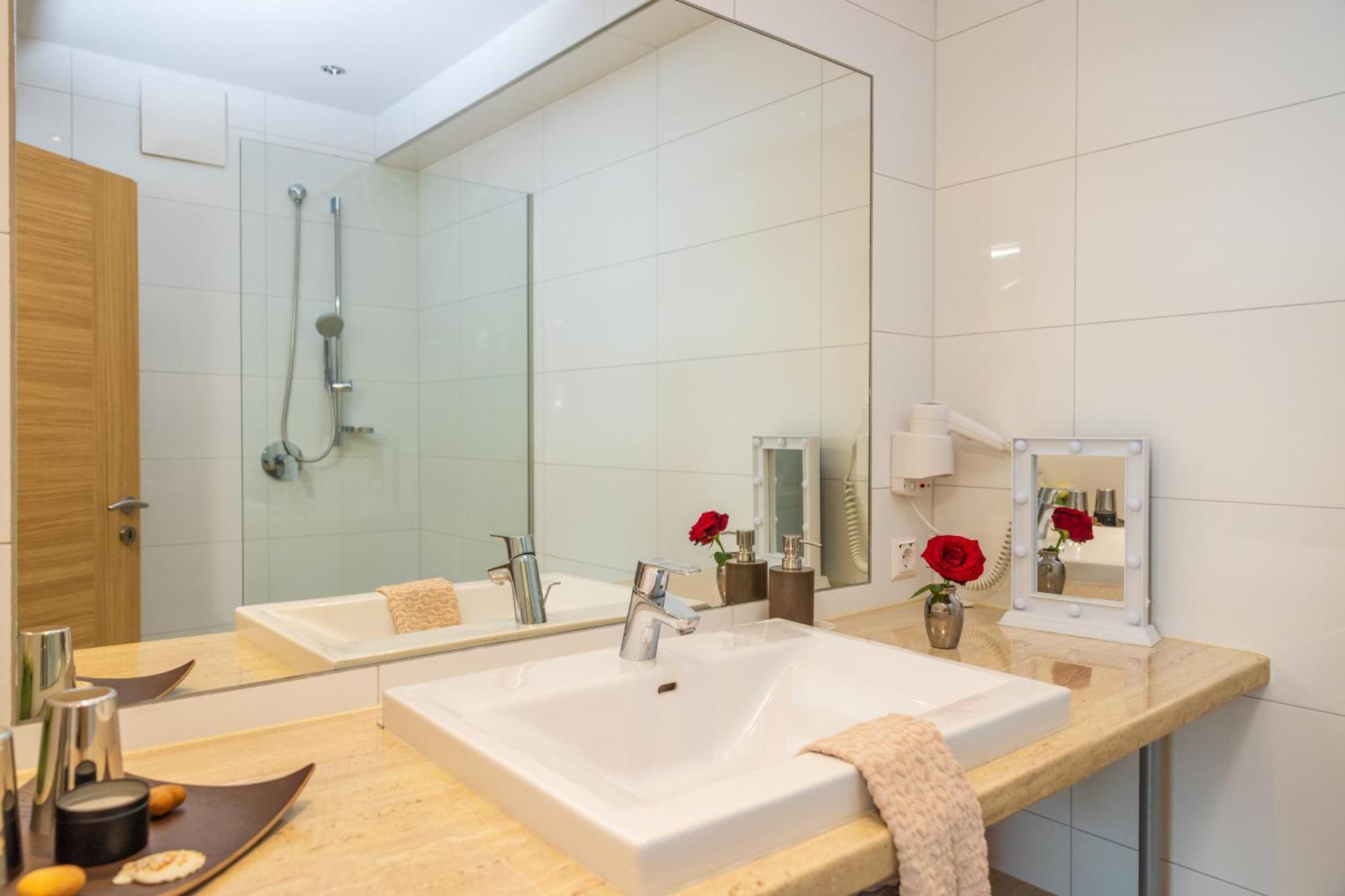 פאק אם סי Lakeside Apartments - Adults Only חדר תמונה